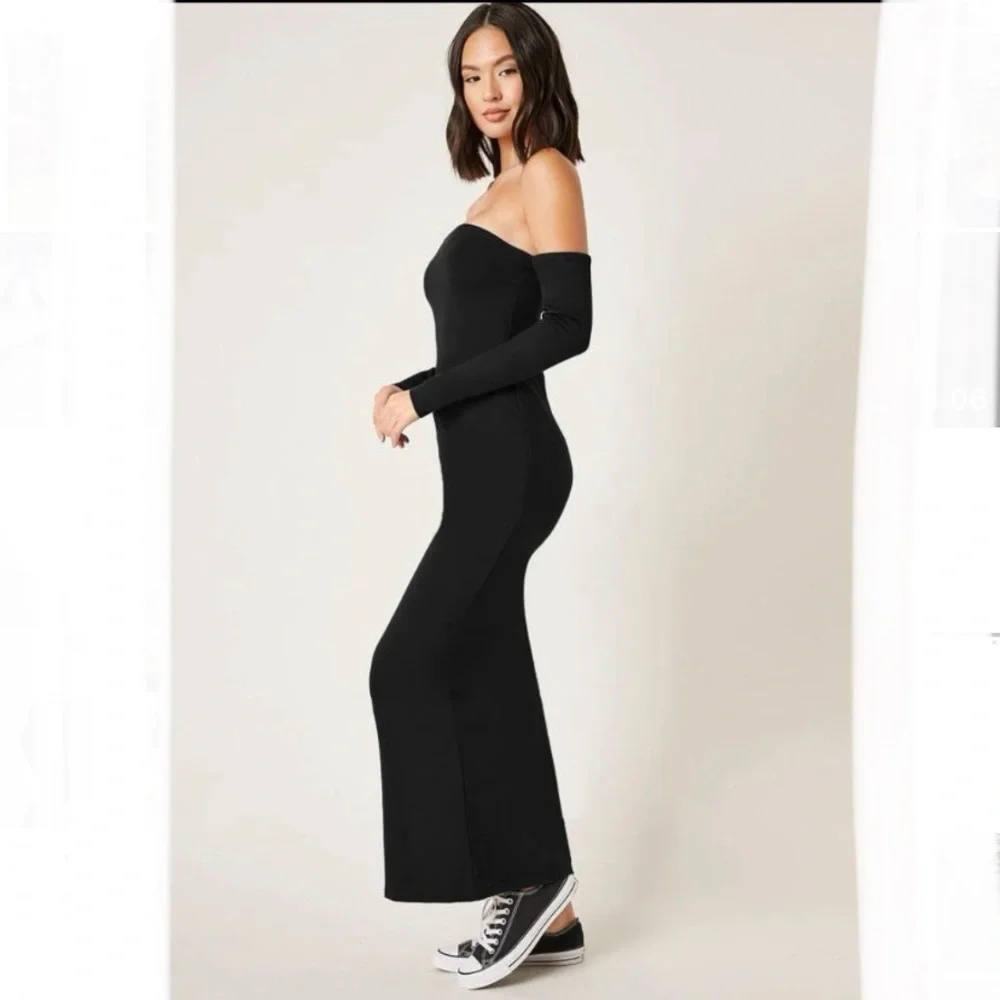SOLD Long Sleeve Cold shoulder Maxi Dress Black - Picture 3 of 5